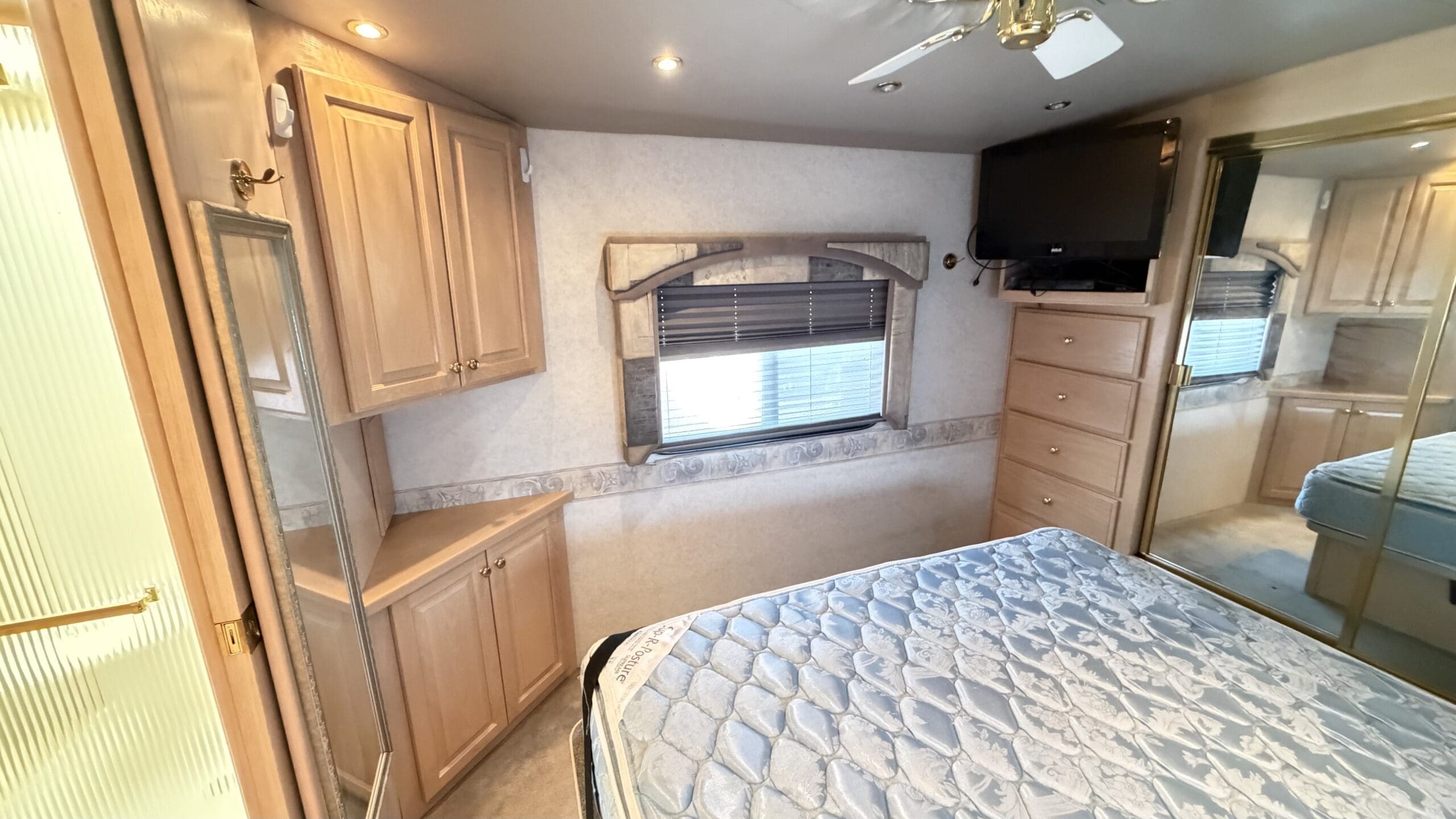 2001 Fleetwood American Eagle 40EUS photo 37