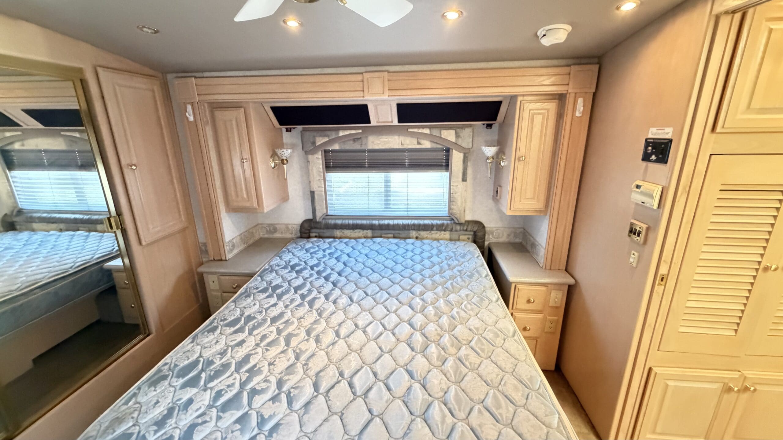 2001 Fleetwood American Eagle 40EUS photo 42