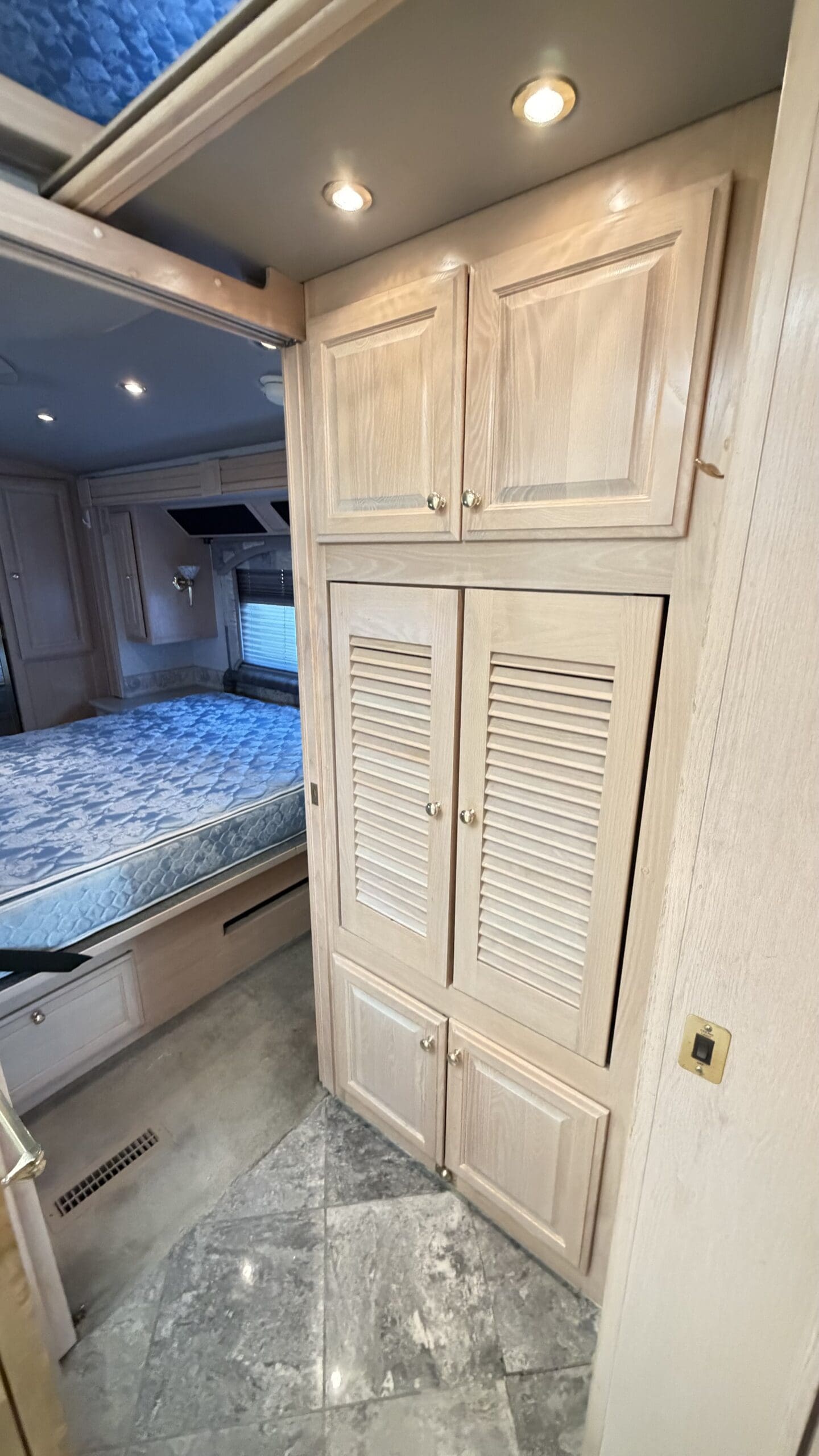 2001 Fleetwood American Eagle 40EUS photo 47
